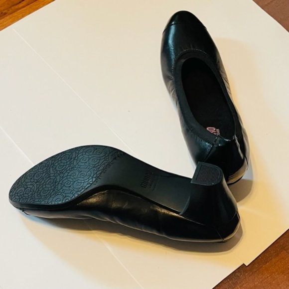 Black Leather Pumps - Picture 1 of 4